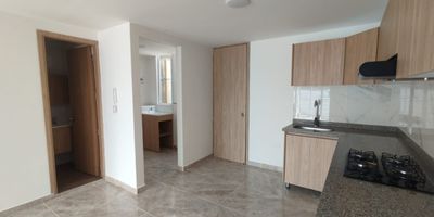 Apartamento para estrenar de 98 m en arriendo, ubicado en el segundo piso del exclusivo sector Circunvalar de Pereira. Con 3 habitaciones, 3 banos, 2 Vestier y parqueadero privado, este espacio ofrece amplitud y comodidad. Su ubicacion estrategica te situa cerca del centro comercial Arboleda, restaurantes como Lenos y Parrilla, clinicas como Confamiliar y Salud Total, ademas de bancos y otros comercios. Ideal para quienes buscan estrenar un hogar moderno en una de las zonas mas dinamicas de la ciudad!