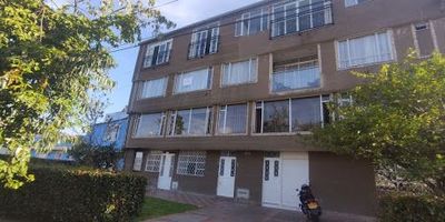 Apartamento Jazmín en piso 3 , al frente del parque el Jazmín y polideportivo. Dependencias : 3 habitaciones, estudio , sala comedor, 2 baños, cocina integral con zona de lavandería , sin parqueadero. Lugares o barrios cercanos: Corkidi, Tibana, AK. 50 , Cll 3, Cll 1 H.