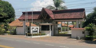 Casa en condominio  en  Girardot. Cuatro habitaciones, tres baños, cocina integral, sala comedor en espacios independientes, dos niveles y piscina privada. Excelente luz natural. cerca  a centros comerciales y restaurantes.