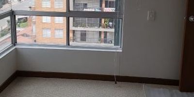 G.E.I. CALIFA.  VENDE APARTAMENTO, UBICADO EN EL SECTOR EXCLUSIVO DE VILLAS DE GRANADA, UBICADO A MENOS DE 5 MINUTOS DEL ÉXITO DE LA 80, VISTA EXTERIOR SEPTIMO PISO, CONSTA DE 3 HABITACIONES CON CLOSET, LA HABITACION PRINCIPAL CON BAÑO PRIVADO, 1 BAÑO SOCIAL CON DIVICION EN VIDRIO TEMPLADO, SALA COMEDOR, BALCON, ESTUDIO, COCINA INTEGRAL ABIERTA CON ESTUFA Y EXTRACTOR, ZONA DE ROPAS, CALENTADOR A GAS, PARQUEADERO PRIVADO, UBICADO EN CONJUNTO CERRADO CON VIGILANCIA LAS 24 HORAS, EL CONJUNTO CUENTA CON PARQUE INFANTIL, SALON SOCIAL Y ZONAS VERDES .