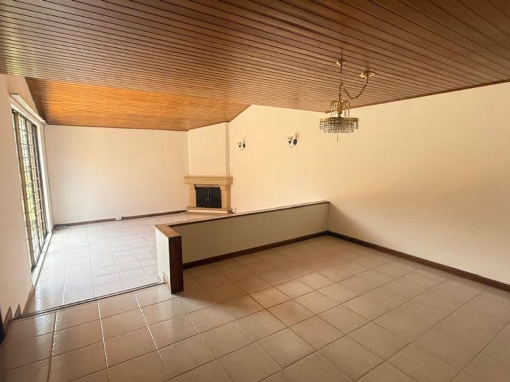 Casa de 3 alcobas en venta en Ub. Cordoba Niza, Bogotá, 228 m² · foto 2 de 20