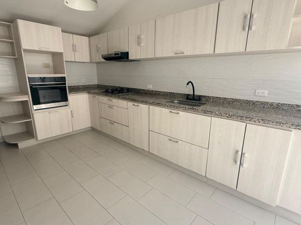Casa de 3 alcobas en venta en Ub. Cordoba Niza, Bogotá, 228 m² · foto 10 de 20