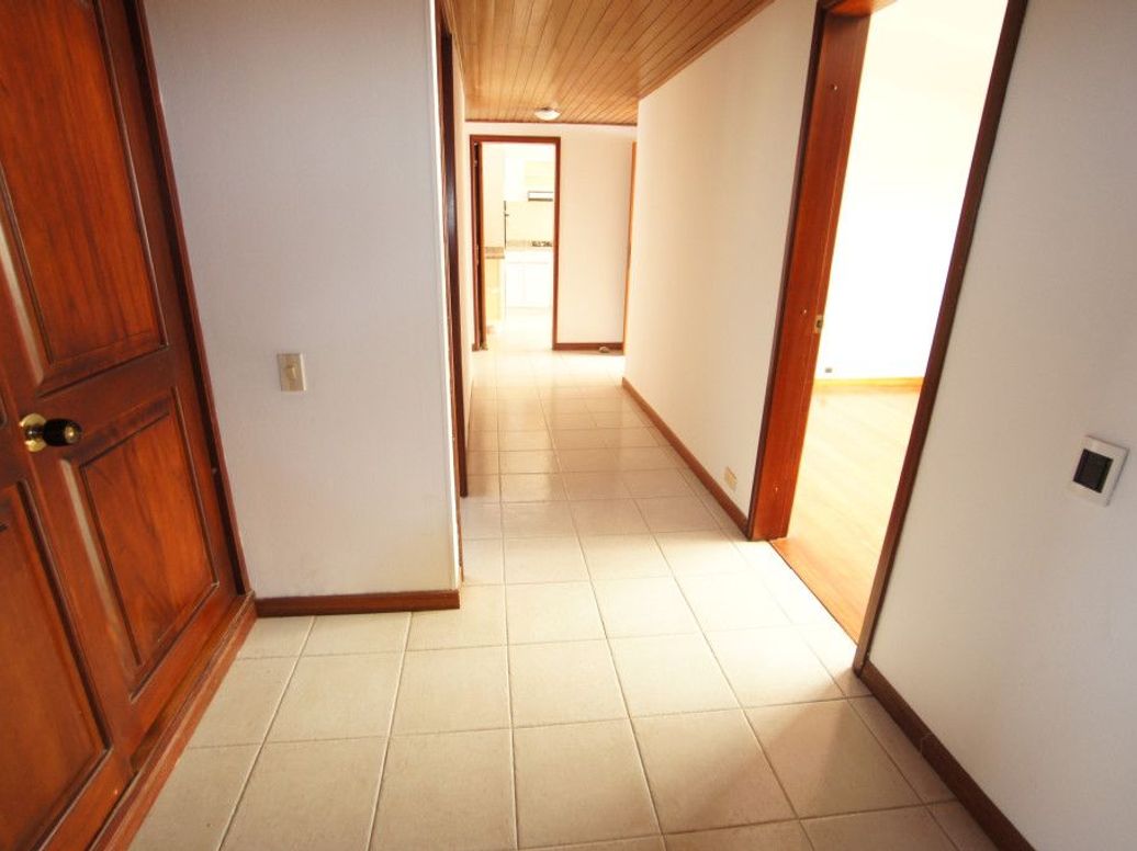 Casa de 3 alcobas en venta en Ub. Cordoba Niza, Bogotá, 228 m² · foto 16 de 20