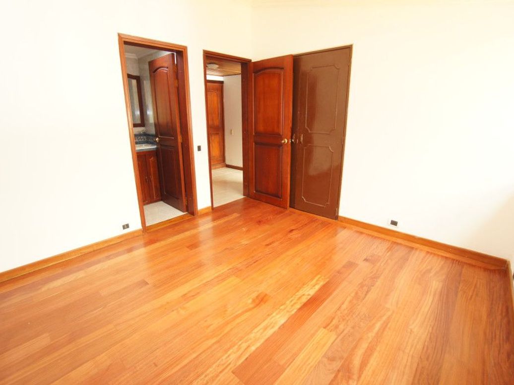Casa de 3 alcobas en venta en Ub. Cordoba Niza, Bogotá, 228 m² · foto 17 de 20