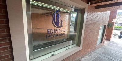 Oficina en arriendo ideal para puesto de trabajo o consultorio, con baño privado y pisos laminados de alta calidad. Incluye 1 garaje cubierto y el edificio cuenta con vigilancia las 24 horas y ascensor para mayor comodidad. Ubicada en una zona estratégica, frente a Unicentro, rodeada de áreas comerciales y residenciales. Acceso fácil a transporte público por la Carrera 15 o la Calle 127, y a solo 10 minutos de la Autopista Norte. La combinación perfecta de ubicación, seguridad y comodidad. Aprovecha esta excelente oportunidad para tu negocio

Esta descripción conserva la información esencial, resaltando los puntos clave y ajustándose al límite de caracteres.
