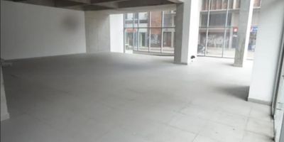 Haz crecer tu negocio en el lugar que se merece; Imagina tu empresa brillando en una espectacular vitrina con un local de 362 m, diseñado para destacar. Ubicado en una zona estratégica, este espacio te ofrece visibilidad, accesibilidad y todo lo que necesitas para llevar tu emprendimiento o una gran vitrina para llevar a tu empresa al siguiente nivel.
Este local es mucho más que un simple espacio; es la base perfecta para tu éxito. Con amplios metros cuadrados para plasmar tus ideas y dar rienda suelta a tu creatividad, podrás aprovechar cada rincón para optimizar el funcionamiento de tu negocio.
No dejes escapar esta oportunidad única de tener un local comercial con una ubicación privilegiada. El futuro de tu negocio empieza aquí Contáctanos hoy mismo y descubre cómo este espacio puede ser el trampolín para tu éxito.