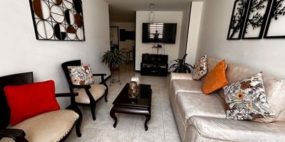 Vendo Casa en Valle de lili, cuenta con espacios amplios, cómodos e iluminados, acabados modernos. Primer piso: sala, comedor independiente, cocina integral con barra americana, patio, baño social. Segundo piso: 2 habitaciones auxiliares con closet, uno con aire acondicionado, habitación principal con baño, closet y aire acondicionado.  Garaje para dos vehiculos.  El Conjunto ofrece vigilancia permanente, piscina para niños y adultos, juegos infantiles, amplio parqueadero para visitantes, sector muy tranquilo rodeado de parques, zonas verdes, cerca de colegios, universidades, centros comerciales y clinicas, facilidad de transporte publico.