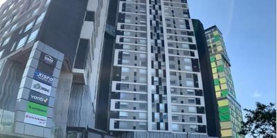 Apartaestudio, ubicado en el barrio chapinero central, con área de 44 m2, ubicado en piso doce, con excelente ubicación cerca de avenidas principales como lo son la Av. Cra. 13, Cra. Séptima, Av. Caracas, Calle 63 y calle 53. Cuenta con una muy buena iluminación natural, habitación con closet y vestier, baño privado, cocina integral con barra tipo americano, baño social, sala, zona de lavandería independiente y parqueadero. El conjunto cuenta con gimnasio, terraza mirador 360°, salón social, plazoleta de comidas y supermercados. Cod: 2738