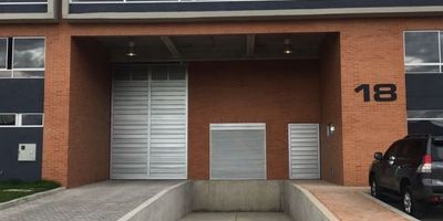 Tocancipá: Bodega 1054m² | Activo Logístico con Resistencia de 7 Ton/m²
Propiedad industrial de gran formato ubicada estratégicamente en el centro empresarial de Tocancipá. Diseñada para operaciones logísticas de alta exigencia, esta bodega es la base perfecta para fabricantes y distribuidores.
Capacidad Industrial Inigualable: Estructura: 1054 m² con pisos de concreto endurecido de resistencia extrema: 7 toneladas por m².
Energía: Capacidad eléctrica de 30 KVA (ampliable según sus necesidades).
Acceso de Alto Calibre: Acceso directo de camiones y tractomulas a la bodega.
Flexibilidad Logística (Doble Muelle): Asegura una operación eficiente con dos tipos de acceso de carga: Muelle a Nivel (Ground level dock).
Muelle Deprimido (Loading pit for easier container transfer).
La bodega cuenta con tres baños y un área administrativa distribuida en niveles, terminada en porcelanato, con recepción y cocineta. Dispone de 6 parqueaderos para vehículos y 2 dedicados para tractomulas. Cod: 2801