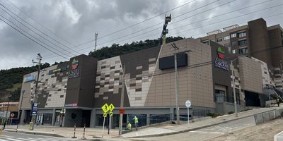 Ubicación estratégica en el casco urbano del municipio de La Calera a 9 Km del Peaje los Patios y a 16 km de Bogotá, rodeado por los cerros orientales del río Teusacá y cerca del hermoso paisaje del embalse San Rafael, en medio de la naturaleza. En los últimos años, La Calera y poblaciones aledañas han tenido un desarrollo urbanístico importante, creciendo el número de familias quienes requieren de una red de atención en el sector salud, zona de entretenimiento, gastronomía entre otros servicios. El CENTRO COMERCIAL CALERA GARDENS Cuenta con marcas como Merkado Colsusidio - Dollarciy - VO Cines entre otras. Parqueadero público Cod: 2959