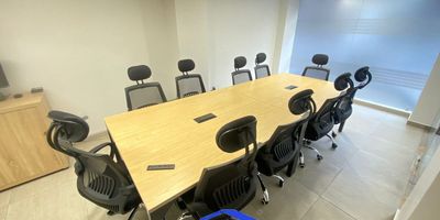 Excelente oficina ubicado en Chico Norte , piso quinto con vista exterior con un área de 90m2, con excelente ubicación, cerca de avenidas principales, con facilidad al transporte público carrera 15 con calle 94, cerca de centros comerciales. Cuenta con una buena iluminación natural, con amplia cocineta, baño privado, sala de juntas, y 2 parqueadero cubierto. El edificio cuenta con ascensor, recepción y vigilancia 24 horas Cod: 3012