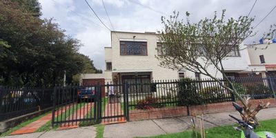 Casa de dos niveles uso mixto en pontevedra con ubicación privilegiada cerca de la avenida Boyacá . Primer nivel consta de garaje doble, antejardín, sala y comedor independiente, star, baño social, cuarto y baño de servicio, concina integral a gas y patio de ropas  un segundo espacio para dos carros . Segundo nivel 3 alcobas, 2 baños y estudio . La casa tiene un área adaptada para uso comercial Cod: 3107