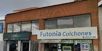 Le presento una oportunidad de inversión única en una de las zonas más comerciales y transitadas de Bogotá: una casa comercial ubicada estratégicamente .Esta propiedad ofrece un potencial enorme para generar ingresos, ya que está diseñada y ubicada para múltiples usos comerciales y de renta.Con 2  niveles, 3 locales comerciales, espacio para bodegas o almacenamiento, , es perfecto para negocios que buscan una ubicación visible y accesible, con una alta afluencia de peatones y vehículos a diario.
La Avenida 68 es una de las vías principales de Bogotá, garantizando que su negocio o los negocios de sus inquilinos tengan una exposición constante. Además, este sector es conocido por su gran actividad comercial, con acceso cercano a centros de negocios, bancos, y zonas de comercio, lo que lo convierte en una ubicación deseada para todo tipo de empresas,Es una oportunidad de inversión rentable y con gran potencial de valorización.
¿Cuándo le gustaría conocer esta joya inmobiliaria?" Cod: 3403