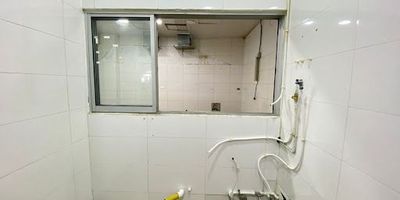 El local cuenta con terraza exclusiva del local para mesas, extractoras, red de gas, barra de vitrina y cuarto útil.

El mall cuenta con portería 24 horas, ascensores, parqueaderos públicos, el corral, la pampa, Cuzco, restaurant nan king, tabú y carulla.

Cerca a avenida palmas, san Diego, universidades, colegios, centros empresariales y buen acceso transporte público.