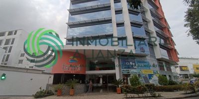 Apartaestudio Amoblado amplio, bonito, bien ubicado en el barrio Colombia, cercano al sector comercial, EDIFICIO TERZETTO LIVING CENTER. Con área de 56,50M2. Consta de sala comedor, balcón, 1 baño auxiliar, habitación con aire acondicionado, Tv, closet, persiana y baño privado, cocina integral, zona de lavado y tendedero, cuanta con vigilancia 24 horas, zona social y parqueadero. El Inmueble cuenta con juego de comedor, sala, espejo con luces, cuadros, nevera, lavadora, somier doble, Tv, ventilador de mesa.