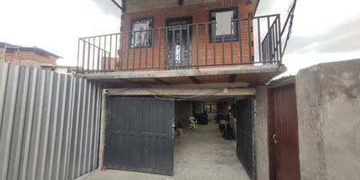 Bodega para arriendo en Robledo, sector La Pola, cerca a la vía principal a San Cristóbal y líneas integradas metro. Cuenta con 2 niveles, un área de 200 m² aproximados, un baño, piso en cemento y energía a 110 y 220.