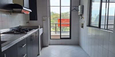 Apartamento en venta en Envigado, El Portal. Cerca de la av Las Vegas, fácil acceso. Con 3 habitaciones, 2 baños, cocina integral, zona de ropas, sala-comedor amplia y balcón con vista panorámica. Además, cuenta con parqueadero privado. Valor predial: 800.000 semestral. Nota: es quinto piso sin ascensor. ¡Agenda tu visita hoy mismo y encuentra tu nuevo hogar! Descubre más propiedades en: www.rentamospropiedadraiz.com Código: 775690
