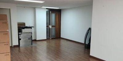 Oficina en venta con excelente ubicación, cerca de centros comerciales, hospitales, supermercados, restaurantes, cuenta con baño y parqueadero privado.  Vigilancia 24 horas.  37 mts2 más 6.7 mts2 de garaje.