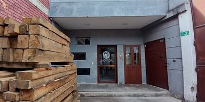 Oportunidad de inversión en la localidad de Puente Aranda,75KVA, con un  frente 28 metros y un fondo 34 metros aproximadamente, mas área de 300 entre mezanine metálico y oficinas.  Cuenta con Terraza, sala de juntas . 5 oficinas , 1 cocina , 3 baños en espacio de oficina y un baño de planta con 4 orinales 5 inodoros. Lavamanos y Vestier,  1 ducha 1 baño para mujeres  Excelentes vías de acceso para ingreso de camión y tractomula, ubique su empresa en una de las zonas de mas desarrollo industrial y comercial de Bogotá, uso de suelos mixto, agende su cita