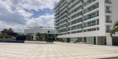 Consta de tres habitaciones con closet, habitación principal con con baño privado, sala comedor, cocina integral, balcón, baño auxiliar, zona de lavandería, conexiones para lavadora, garaje sótano, servicios de energía eléctrica, gas domiciliario y agua. El Conjunto cuenta con servicio de vigilancia , ascensor, piscina para adultos, niños, jacuzzi, zona turco, gimnasio, cancha múltiple y cancha de voleibol.