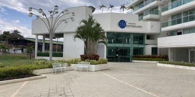 Consta de: tres habitaciones con closet, habitación principal con con baño privado, sala comedor, cocina integral, balcón, baño auxiliar, zona de lavandería, conexiones para lavadora, garaje sótano, servicios de energía eléctrica, gas domiciliario y agua. El Conjunto cuenta con servicio de portería, ascensor, piscina para adultos, niños, jacuzzi, zona turco, gimnasio, cancha múltiple y cancha de voleibol