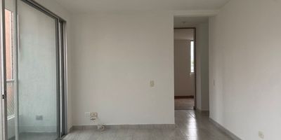 Apartamento en arriendo en unidad cerrada ubicada a tan solo 5 cuadras de la estación del metro y con excelentes vías de conexión hacia Medellín y el resto del Valle de Aburrá, muy cerca de supermercados, centros comerciales y rutas de transporte publico. Piso en porcelanato y madera laminada, sala comedor, estar de tv, 3 alcobas con baño en la principal, cocina integral abierta tipo americano, y parqueadero independiente cubierto . Piscina, gym, salón social, parque infantil, sauna, turco, parques infantiles, placa polideportiva, zonas verdes, vigilancia 24 horas, citofonia y circuito cerrado de tv. *Inmuebles sujetos a verificación de disponibilidad.*