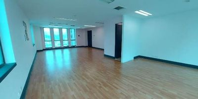 Oficina ubicado en el sector de milla de oro, facilidad de acceso debido a su buena ubicación, ademas transporte publico inmediato, cerca a santa fe, Oviedo y San fernando Plaza.