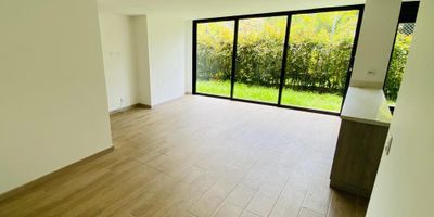 Apartamento en venta en unidad cerrada en sector tranquilo, campestre, y poco flujo vehicular. Piso en cerámica, sala comedor, 2 alcobas con baño en la principal, cocina integral abierta tipo americano, balcón y parqueadero independiente cubierto. Conjunto cerrado con ascensor, gimnasio, lago, zona coworking, parque picnic, salón social, parques infantiles, zonas verdes, vigilancia 24 hrs, citofonia, alarma y circuito cerrado de tv *Inmuebles sujetos a verificación de disponibilidad.*