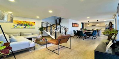 Codigo 17990. Hermosa casa en venta con solo un año de ser usada y adiciones especiales que la hacen unica. Esta consta de 114.65m2 distribuida en dos niveles sobre un generoso lote con pérgolas. En el primer nivel se ubica la zona social conformada por sala con punto de chimenea, comedor, baño social, cocina abierta con barra americana, zona de lavandería independiente, patio con techo corredizo, zona verde con terraza perfecta para complementar en las reuniones con amigos y familia. En su segundo nivel reposa la zona privada que consta de una zona de estudio, dos habitaciones auxiliares con baño y habitación principal con vestier, balcón y baño. Se caracteriza por su excelente iluminación y ubicación ideal en el conjunto. ¡Agenda tu visita ahora mismo y conoce esta excelente oportunidad de vivienda e inversión!