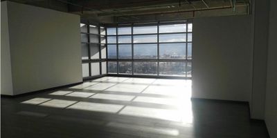 Oficina piso 23 con excelente ubicacion en prestigioso parque empresarial de la localidad de Usaquen, cuenta con un area de 268 M2 y 5 parqueaderos.

Beneficios, vista panorámica a la ciudad, salas para reuniones, auditorio, gimnasio, comedor comunal para personal de la Torre en el piso 2, cafetería en el piso 13, alto nivel de seguridad, el edificio cuenta con 9 ascensores + 2 apoyo parqueaderos, amplio parqueadero público, zona bancaria en el primer piso.

Contactanos para mas informacion.
