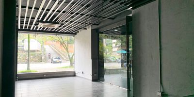 Local comercial independiente para arriendo. Esta ubicado en sector central y concurrido, facil acceso desde via principal y con conexion a rutas de trasporte publico. Cuenta con piso en porcelanato y ceramica, es un primer nivel con diseño industrial y espacios abiertos e independientes, ventanal tipo vitrina para mayor iluminacion y exhibicion, tiene cinco baños, cableado de red, aire acondicionado y energia monofasica. Zona para parqueo propio de hasta 7 vehiculos y adicional bahia de parqueo para visitantes.  *Inmuebles sujetos a verificación de disponibilidad.*
