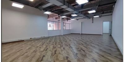Descripción del Local:


 Altura: 4,65 mts.
 Estructura: Mezanine con 42 puestos (tipo call center) y cableado estructurado 5.
 Planta eléctrica: Suplencia total de la copropiedad.
 Climatización: Aire acondicionado de 2 TN y extracción mecánica.
 Baños:
 
  Primer piso: 1 unidad sanitaria para hombres y 3 para mujeres.
  Mezanine: 2 unidades para hombres y 4 para mujeres.
 
 
 Centro de cableado: UPS de 20 KVA, aire mini split de 2 TN y aire central tipo ducto.
 Extras: Espacio para cafetería, bodega y lockers.
 Estacionamiento: No disponible.


