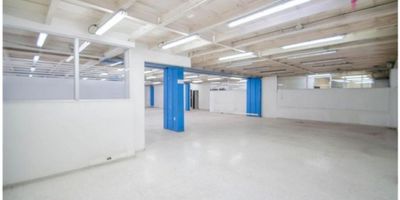 Arriendo magnífico local comercial esquinero para uso mixto, con área total construida de 920 m², distribuidos en dos niveles, primer nivel 500 m² y segundo 420 m².  Excelente ubicación, a media cuadra de la Av. Boyacá, cuenta con pisos en cerámica en el primer nivel y pisos laminados en segundo nivel. Baterías de baños para damas y caballeros. Dos salones amplios en cada nivel, con algunas divisiones que se pueden remover y adecuar a la necesidad del cliente.
