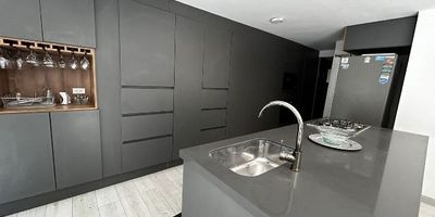 Apartamento ubicado en el sector de San Lucas, cuenta con facilidad de acceso a rutas de servicio público, además está cerca del complex de la superior, supermercados la vaquita, mall san Lucas, Club el campestre, Mall Drive In y Supermercados Olímpica.