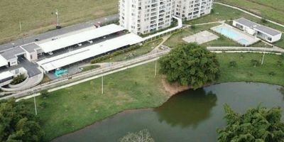 APARTAMENTO PRIMER PISO. TORRE DOS. EL APARTAMENTO CONSTA DE
SALACOMEDOR CON BALCON Y COCINA CONCEPTO ABIERTO E INTEGRAL, ZONA DE OFICIOS Y PATIO. TRES ALCOBAS. LA ALCOBA PRINCIPAL TIENE BAÑO Y VESTIER Y DUCTOS DE AIRE ACONDICIONADO
DOS BAÑOS Y MEDIO. SALA DE TV . ESTUDIO CON BALCON. DOS PARQUEADEROS CUBIERTOS EN PRIMER PISO. BODEGA EN SOTANO