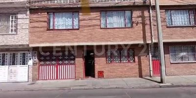 Vendo casa económica en Suba ideal para inversión por ser casa rentable, sector Lombardía la casa es de dos pisos mas terraza amplia, en el primer piso tiene 1 garaje, 3 habitaciones amplias, 2 cocinas sencillas, 2 baños, un patio, adicional tiene  una habitación  con baño y área para construir otra habitación y la cocina. En el segundo piso hay tres habitaciones amplias e iluminadas , 1 baño, sala comedor y cocina sencilla, en el tercer piso esta la terraza, techada con teja transparente, ideal para los asados, o para construir y ampliar la casa haciendo varios apartamentos, esta casa tiene una excelente ubicación a 4 cuadras de la Av, Suba, y a 5 cuadras de la Av, Cali, esta cerca al centro comercial Plaza Imperial, al  Portal de Suba, Super CADE, el Éxito, a las EPS, Hospital de Suba, facilidad de acceso, sector muy comercial y muy tranquilo, ven y conoce esta gran oportunidad, de comprar con el mejor precio por metro cuadrado de la zona