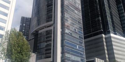 Amplia oficina en venta en Bogotá, Cundinamarca, ubicada estratégicamente en el Barrio A.S.D. sobre la Carrera 7. Este espacio de 274 m² se encuentra en un primer piso, ideal para su negocio. Con 11 años de antigüedad, el inmueble ofrece seguridad con vigilancia. Su excelente ubicación en estrato 6 facilita el acceso y la cercanía a diversos servicios. El precio de venta es de $2.600.000.000. Contáctenos para conocer más detalles o coordinar su visita. Consulte las opciones de contacto disponibles.