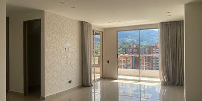 Apartamento para arriendo en unidad cerrada. Ubicado en sector residencial y tranquilo, con facil acceso desde la avenida principal y cercania a servicios complementarios. Cuenta con dos niveles, piso en ceramica y marmol, area social con balcon vista externa, sala comedor, estudio y cocina integral cerrada estilo en L. Tiene 3 alcobas, baño en cada una, vestier en la principal mas baño social y aire acondicionado; parqueadero lineal cubierto. . Edificio con ascensor, parque infantil, zonas verdes, vigilancia privada, porteria 24horas y circuito cerrado de tv.  *Inmuebles sujetos a verificación de disponibilidad.*
