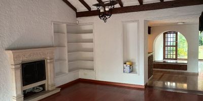 Excelente casa de 2 niveles, amplia, luminosa y rodeada de confort. En el primer nivel encontrarás 3 alcobas con closet, la principal con baño privado, además de baño de alcobas y baño social. Cuenta con cuarto y baño de servicio, cocina con gas natural, lava-vajillas y calentador a gas, hall de ingreso con bar, y una acogedora sala comedor independiente con chimenea tradicional. También disfruta de patio de ropas, zona BBQ, jardín interior y exterior, además de espacio para 5 vehículos.
En el segundo nivel se ubica una alcoba amplia, acogedora sala de estar y estudio. Sus pisos en madera y mármol aportan elegancia y calidez a cada espacio. La propiedad se encuentra en una zona residencial tranquila, cerca de parques, zonas verdes, colegios y vías principales.