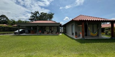 Te presentamos esta oportunidad de inversión para la venta tipo casa campestre en condominio, ubicada en el sector verde de Combia, Pereira, distinguida por su tranquilidad, clima ideal y calidad de vida. Esta Megapropiedad con diseño cafetero te ofrece un área construida de 220m2 y un terreno plano de 1.625 m2, su distribución desde su acceso se compone de zona de parqueaderos para 8 vehículos, huellas de ingreso a puerta principal, hall de ingreso, jardín principal que divide la zona privada de la zona social, sala comedor con conexión directa a terraza posterior y vista al resto del lote, cocina integral con barra,  iluminación y ventilación natural, depósito o cuarto de herramientas cerca al parqueadero. De regreso a la zona privada, cuenta con baño social o de habitaciones con ducha para la tercera alcoba que cuenta con terraza y closet, habitación secundaria con closet, terraza y baño, y habitación principal con baño privado y terraza.
