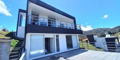 Codigo 25581. Descubre esta espectacular casa campestre ubicada en un conjunto cerrado, a tan solo 5 minutos del malecón de Guatapé. Con un área libre de 2.000 m² y 126 m² construidos, esta propiedad ofrece el equilibrio perfecto entre naturaleza y comodidad.La casa unifamiliar cuenta con 3 amplias habitaciones, 4 baños, sala, comedor, una cocina integral totalmente equipada, zona de ropas, y una acogedora chimenea para disfrutar de los días fríos. Además, dispone de dos encantadores balcones con vistas inigualables.Para el descanso y el entretenimiento, la casa ofrece un jacuzzi, dos decks ideales para reuniones al aire libre y un asador. Con un tanque de agua propio, tendrás servicio garantizado en todo momento.Si buscas una propiedad que combine la tranquilidad de la naturaleza con todas las comodidades, ¡esta casa en Guatapé es para ti! Contáctanos para más información.Fácil acceso a las líneas de transporte, muy cerca a la Avenida Las Vegas.