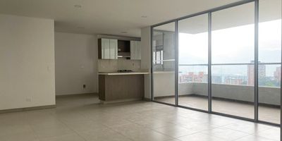 Apartamento en venta en unidad cerrada. Zona campestre y tranquila con excelentes vías de acceso, nuevos desarrollos viales y rutas de transporte publico. Esta a pocas cuadras de la estación de servicio de la principal. Piso en cerámica y madera, sala comedor, estudio, 3 alcobas con baño en la principal, cocina integral abierta tipo americano, balcón y parqueaderos independiente cubiertos ). Unidad conformada por 3 torres y completas zonas sociales con piscina climatizada, gym, salón social, parque infantil, cancha de squash, zona de mascotas, vigilancia 24horas, citofonia y circuito cerrado de tv. *Inmuebles sujetos a verificación de disponibilidad.*