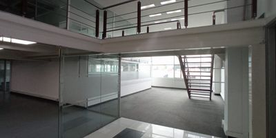 Oficina en venta en edificio empresarial cerca a rutas de transporte publico y acceso desde vías principales, parques, y gran oferta de servicios complementarios. Piso en baldosa, 2 espacios, baños, 2 niveles, cocineta, techo cielo raso, aire acondicionado central, área de recepción, división en 30, mezanine, cuarto útil y parqueaderos paralelos. Cuenta con vigilancia 12 hrs, ascensor, baños comunales y planta eléctrica.