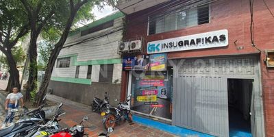 Bodega de 2 pisos en venta en San Nicolás  de 350 M2, estratégica ubicación zona centro, con oficinas en segundo piso, cocineta, baño, mezanine con piso en madera, cuenta con dos aires acondicionado, receptores de video porteros, 6 cámaras, pantalla de T,V, energía trifásica a 220 voltios, todas las conexiones, rutas de evacuación, rejas de seguridad en techos, cuenta con routers, botiquín, puntos de red, puerta metálica a la entrada adecuada para cualquier tipo de negocios, acreditada para talleres de carros, repuestos accesorios, espacio adaptable para futuras ampliaciones o remodelaciones según el crecimiento de tu negocio. No dejes pasar esta oportunidad! contáctanos hoy mismo para agendar una visita y descubrir todo lo que esta bodega tiene para ofrecer. Lote de Topografía Plana con forma regular y ubicación medianero