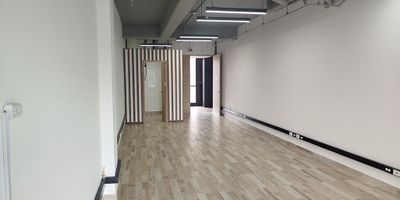 Oficina para arriendo en mall comercial. Ubicacion estrategica sobre avenida principal, sector comercial con conexion a rutas de transporte y gran variedad de servicios complementarios. Cuenta con piso en madera, espacio abierto sin divisiones, tiene ventanal y salida a balcon con vista externa, cableado de red. Acceso a cocineta y baños comunales en el mismo piso; tiene espacio de parqueadero propio. Edificio con ascensor, vigilancia privada, porteria 24 hrs, citofonia, bahia de parqueo, auditorio y circuito cerrado de tv. *Inmuebles sujetos a verificación de disponibilidad.*
