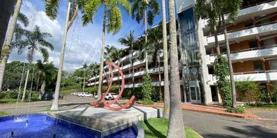 Apartaestudio en Venta ubicado en Cerritos en conjunto cerrado, donde puedes disfrutar de un agradable clima y sofisticados espacios en un entorno campestre, que brindan tranquilidad y verdadero descanso. 

Se encuentra al frente del Club Campestre de Pereira, tiene cercanía a reconocidos colegios de la ciudad, al aeropuerto y cuenta con excelente acceso a transporte público, la vía es completamente pavimentada.

Se encuentra ubicado en un primer piso, cuenta con un área de 67 m² donde al entrar encuentra la habitación,  luego baño social, y gran espacio donde está la cocina semintegral abierta, zona de ropas, sala comedor, terraza con una zona verde, vista a la reserva,  Cuenta con un parqueaderos descubiertos.
Está como lo entregó la constructora.

El conjunto cuenta con seguridad privada las 24 horas, zona social con piscina, salón social, parqueadero para visitantes, shut de basuras y 2 ascensores.