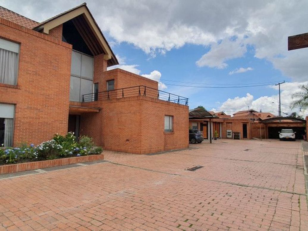 Casa de 4 alcobas en venta en San José De Bavaria, Bogotá, 550 m² · foto 2 de 20
