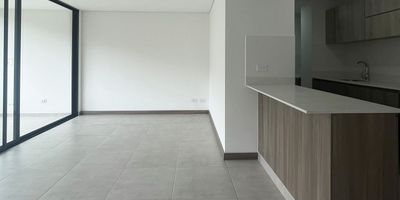 Apartamento en venta en unidad cerrada cerca a Institución Universitaria, centros comerciales, hospitales, restaurantes, acceso a transporte publico y servicios complementarios. Piso en cerámica, sala comedor, 3 alcobas con baño en la principal, cocina integral abierta tipo americano, balcón y parqueadero cubiertos . Conjunto cerrado con ascensor, piscina, gym, salón social, parques infantiles, placa polideportiva, zonas verdes, vigilancia 24 hrs, y circuito cerrado de tv. *Inmuebles sujetos a verificación de disponibilidad.*