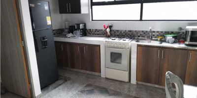 Este apartamento en arriendo, ubicado en el sector Villa Hermosa de Medellín, es una excelente oportunidad para quienes buscan un espacio amplio, funcional y bien ubicado, a un precio accesible. Con 60 m², su distribución ofrece comodidad y practicidad para el día a día, ideal para parejas, familias pequeñas o personas que desean compartir vivienda.Cuenta con 2 habitaciones, una de ellas con clóset, 2 baños, y una cocina integral en excelente estado. Además, incluye acceso a una zona de ropas interna y espacios comunes como terraza compartida, lo que brinda mayor amplitud y ventilación a la vivienda. El piso en cerámica facilita la limpieza y aporta un ambiente fresco en cada espacio.Ubicado en un estrato 2, el apartamento cuenta con red de gas domiciliario, lo que hace más económico y práctico el uso de la cocina y el calentador. Aunque no cuenta con parqueadero ni portería, su ubicación lo compensa: está cerca de rutas de transporte público, comercio local, y como punto de referencia, a pocos pasos del spa de uñas Martha Sierra, reconocido en la zona.Una opción funcional, bien ubicada y con el espacio justo para vivir cómodo y sin complicaciones.Código del inmueble: (C641)Contáctanos y agenda tu visita.Tu nuevo hogar en Villa Hermosa te está esperando.
