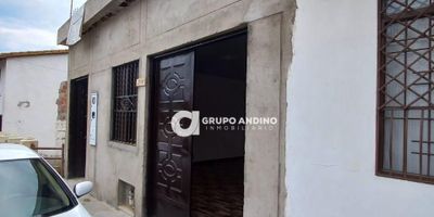 Área de 80 m2, primer piso, ubicado en la calle 33 con 27 el llanito Girón a 900 metros del Hospital, cerca de zona residencial, parques, restaurantes y zona vehicular.
Características: local comercial con amplio espacio, iluminación, un baño, cocineta, zona de lavado, es vehicular y esta para estrenar. 
ARRIENDO: $1.100.000
pregunta por él, bajo el código Inmobiliario A1767 ¡Contáctanos! Agenda tu cita y con gusto te asesoramos.
Contactos: 3025908733 - 300 800 6712 – 3006684439.
Somos GRUPO ANDINO INMOBILIARIO, con nosotros tendrás tus trámites más fácil y rápido.

